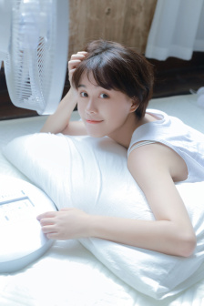 被同桌摸到流水的黄文